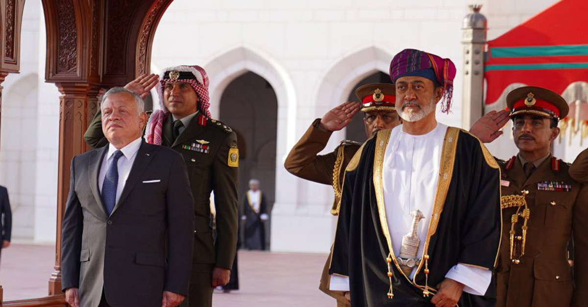 سلطان عمان وملك الأردن يتبادلان الأوسمة بقصر العلم